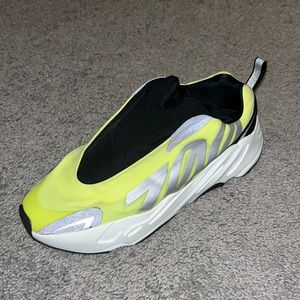 FLASH SALE🚨USED LIKE NEW YEEZY 700 MNVN LACELESS